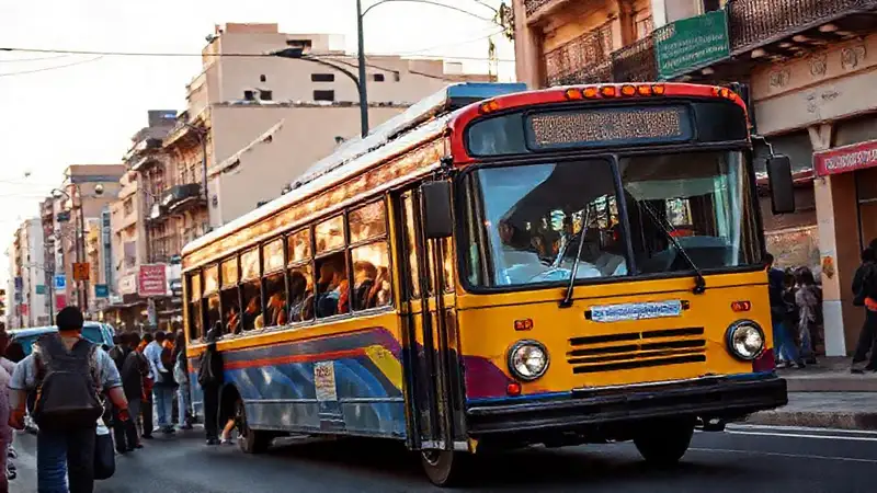 Un autobús colorido y lleno