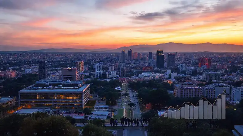 Campus universitario moderno, vibrante y optimista